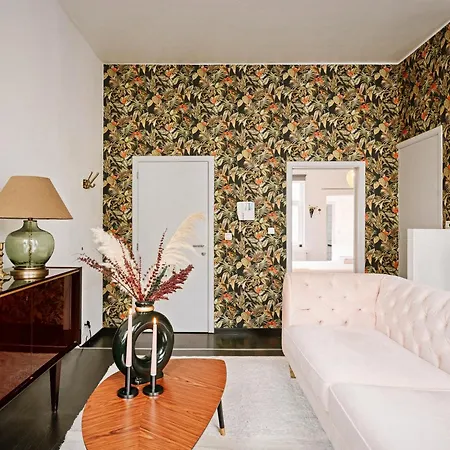 Unbeatable Location Explore On Foot! Apartment