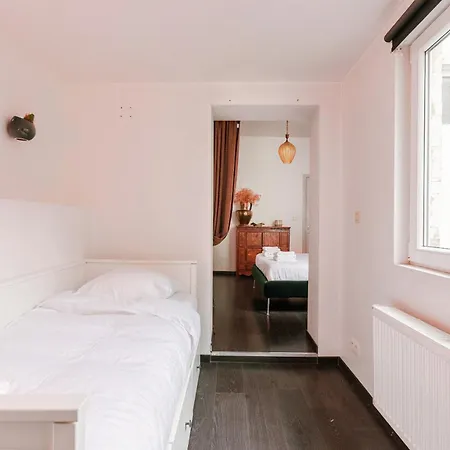 Unbeatable Location Explore On Foot! Apartment *